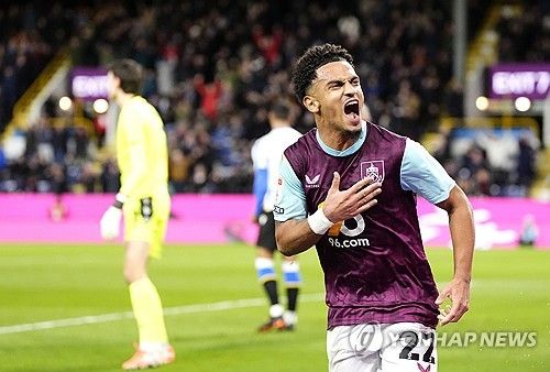 득점 세리머니를 펼치는 번리의 마커스 에드워즈