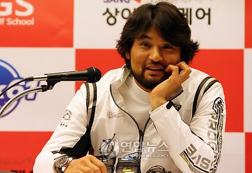 2010년 국내에서 양키스 입단 기자회견을 하는 박찬호. 그는 기자회견 이후 말끔하게 이발과 면도를 했다.