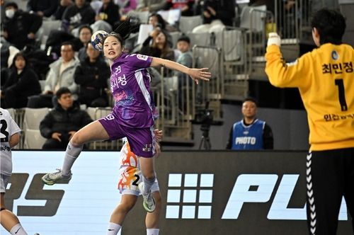 22일 인천시청과 경기에서 슛을 던지는 서울시청 윤예진.