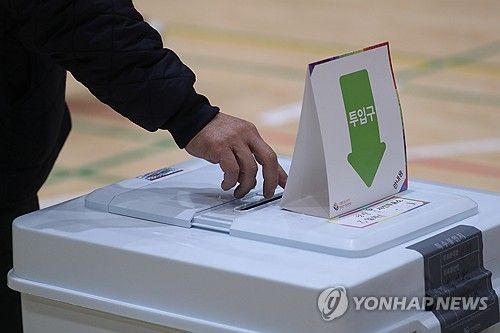 주민소환투표 참여하는 유권자