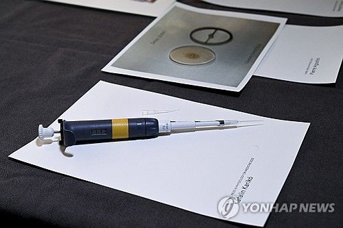 mRNA 백신 개발에 기여한 공로로 2023년 노벨생리의학상을 수상한 커털린 커리코가 노벨박물관에 기증한 피펫