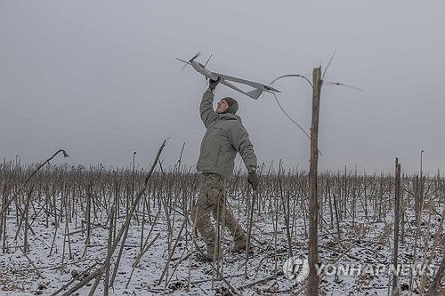 정찰용 드론을 날리는 우크라이나 군인