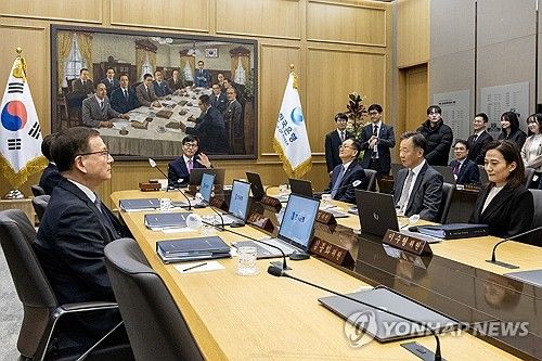 금융통화위원회 주재하는 이창용 한국은행 총재