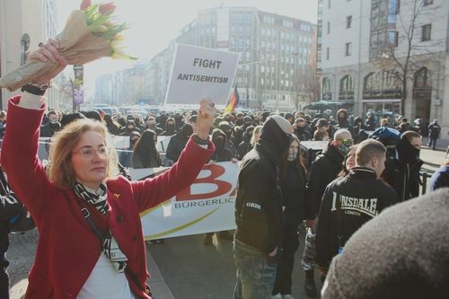 극우 행렬 앞 반대 활동가