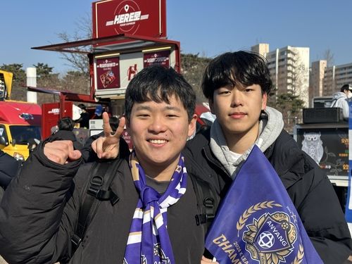 FC안양 응원하는 윤희재, 조기현(왼쪽부터)씨