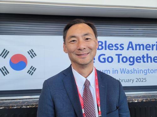 연합뉴스와 인터뷰하는 모스 탄 전 대사 