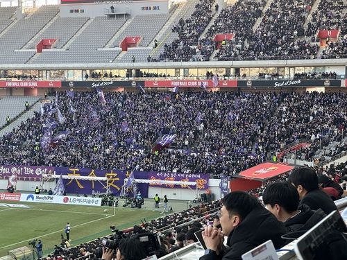 서울 홈구장 원정 응원석에서 응원하는 FC안양 팬들