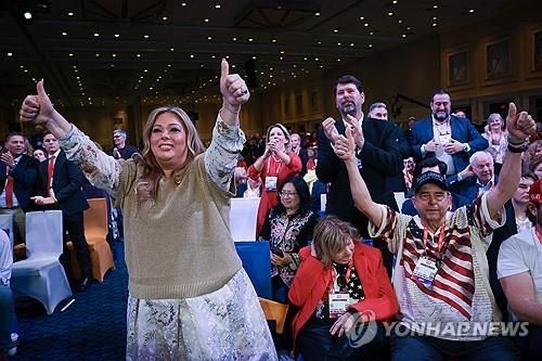 트럼프 연설에 호응하는 지지자들