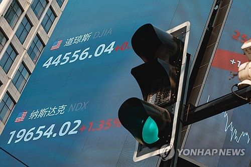 중국 상해 증권거래소의 시세 화면