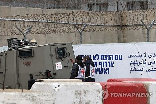 이스라엘 교도소 앞에서 팔레스타인 수감자 석방 기다리는 적십자 직원들