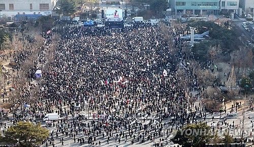 광장 메운 탄핵 반대 집회 참가자들