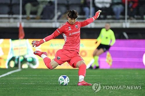 미국프로축구 데뷔전에서 킥하는 골키퍼 김준홍.