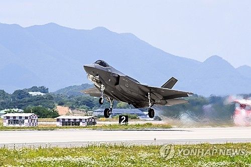 이륙하는 한국 공군 F-35A 전투기