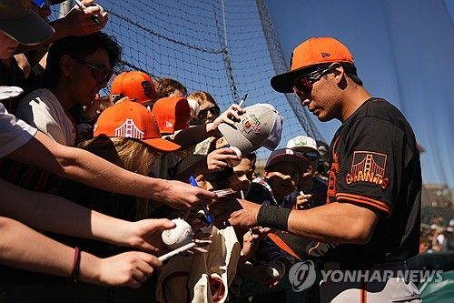 사인해주는 이정후