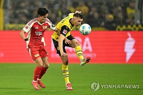 도르트문트와의 경기에 출전한 정우영(왼쪽)