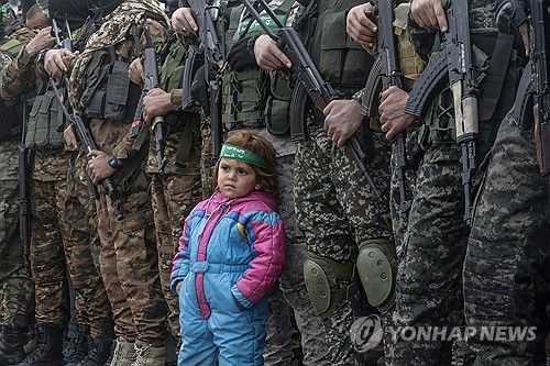 이스라엘 인질 석방 장면을 지켜보는 팔레스타인 어린이