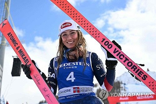 100승 기념 배너를 들고 있는 미케일라 시프린