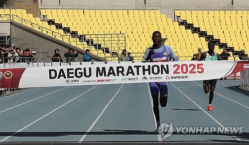 결승선 통과하는 게브리엘 제럴드 게이