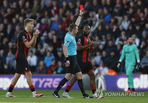 레드카드를 꺼내 보이는 주심.