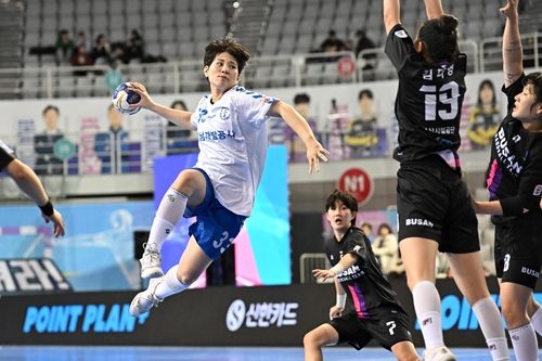 23일 부산시설공단과 경기에서 슛을 던지는 경남개발공사 이연송.