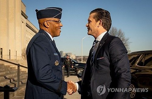 헤그세스 미 국방장관(오른쪽)과 브라운 전 합참의장