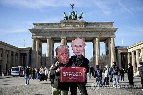 트럼프·푸틴 가면 쓰고 두 정상 비판하는 독일 활동가 시위