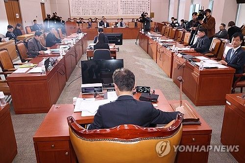 의사봉 두드리는 박범계 소위원장