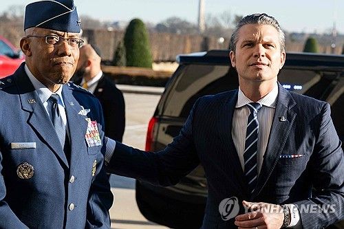 찰스 브라운 미 합참의장(왼쪽)과 피트 헤그세스 미 국방장관