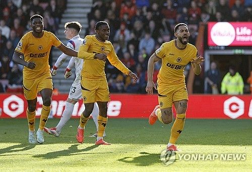 득점 후 포효하는 울버햄프턴 쿠냐(오른쪽)