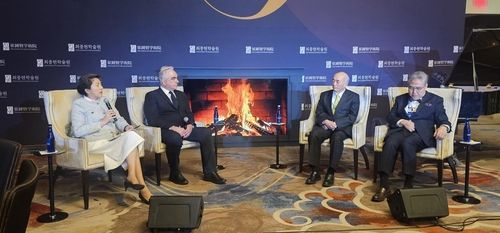 트랜스퍼시픽 다이얼로그 좌담회 참석한 커트 캠벨(왼쪽 두번째)