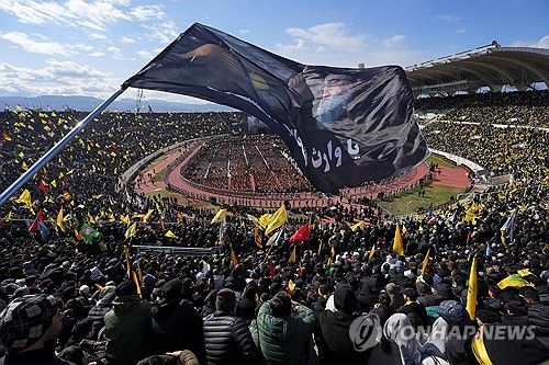 나스랄라 장례식이 열리는 대형 경기장에 모인 인파