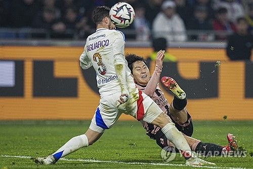 리옹과 경기하는 PSG 이강인(오른쪽).