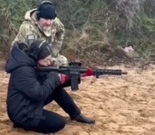 리스가 여성 교육생을 지도하는 모습