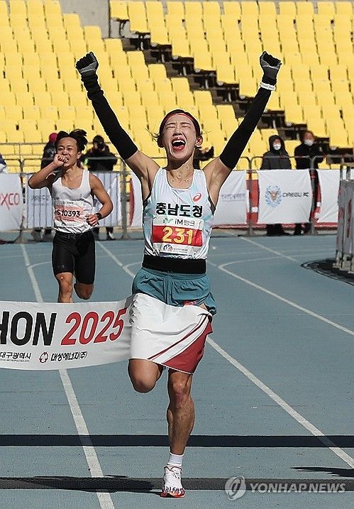 결승선 통과하는 최정윤