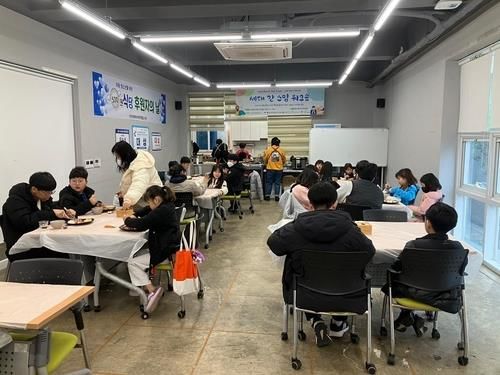 붐비는 500원 식당