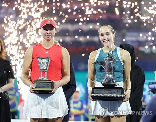 우승한 안드레예바(오른쪽)와 준우승 타우손.