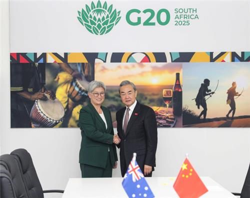 페니 웡 호주 외무장관과 악수하는 왕이 중국 외교부장