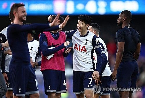 입스위치전에서 동료들과 기쁨을 나누는 손흥민.