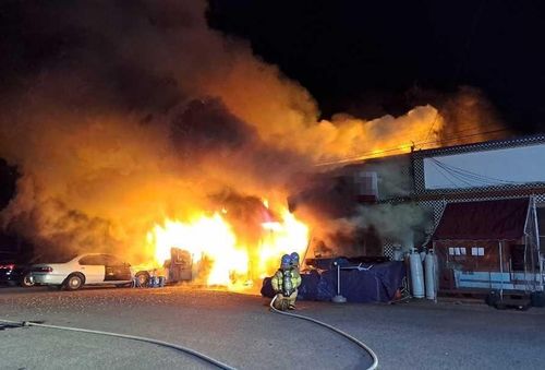 삼척 상가 화재 진화하는 119대원들
