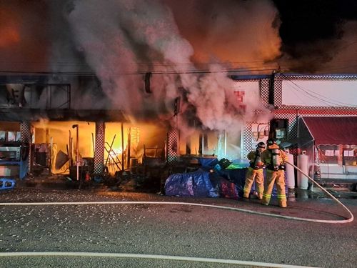 삼척 상가 화재 진화하는 119대원들