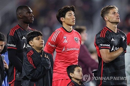 토론토와의 경기에 앞서 국가 연주시 DC 유나이티드 김준홍(가운데)의 모습.