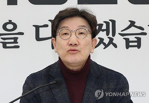 발언하는 권성동 원내대표