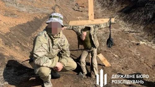 부하를 십자가형에 처한 우크라이나 사령관의 모습