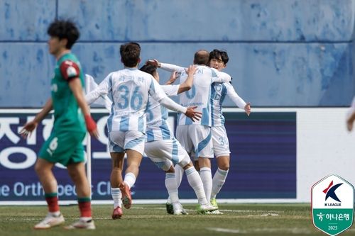 선제골을 터트린 뒤 동료들과 기쁨을 나누는 울산 윤재석.