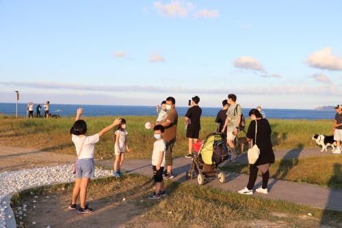 가족과 함께 공원에 놀러 온 대만인