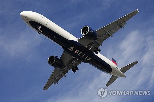 2023년 12월 LA 공항에 착륙 중인 델타항공 여객기