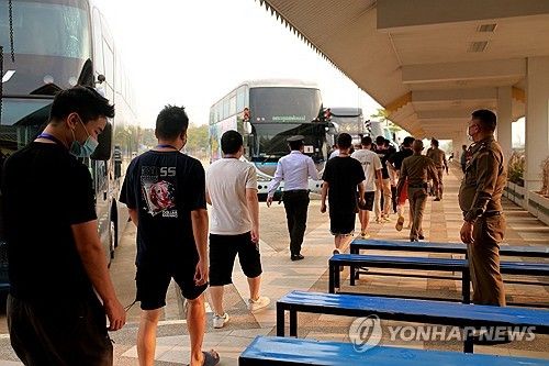 미얀마에서 풀려난 사기조직 노동자들
