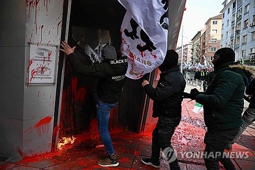 불가리아 주재 EU 건물 침입 시도하는 극우 시위대