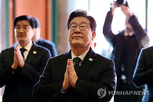 대웅전 참배하는 이재명 대표