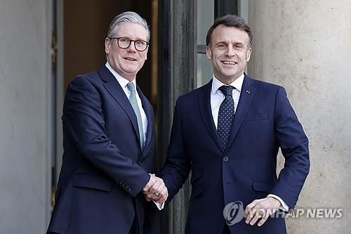 키어 스타머 영국 총리(왼쪽)과 에마뉘엘 마크롱 프랑스 대통령 [AFP 연합뉴스 자료사진] 